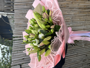 mixed lilies bouquet